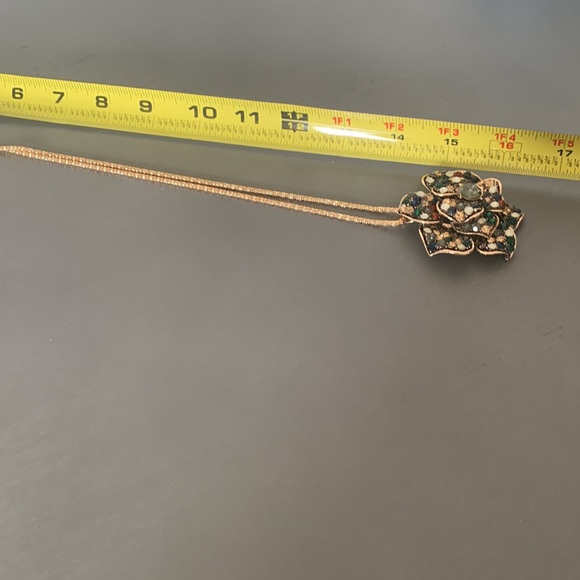 Flower brooch necklace - Picture 5 of 5